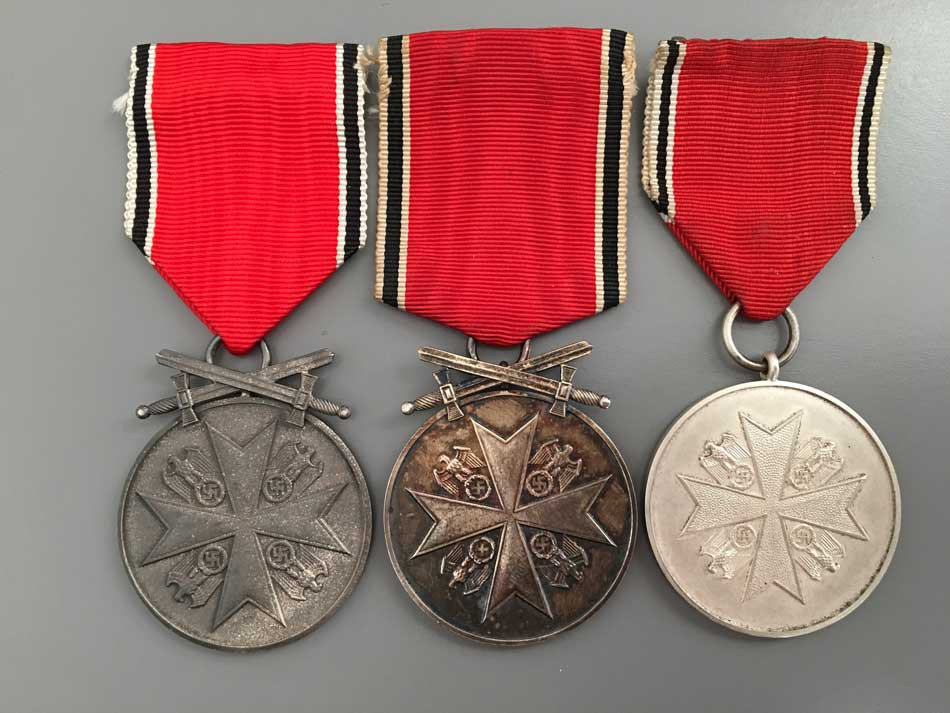 Figure 7: Avers of the Merit Medal to the right in comparison to the medals with swords of the Vienna (right) and Berlin mint (middle)