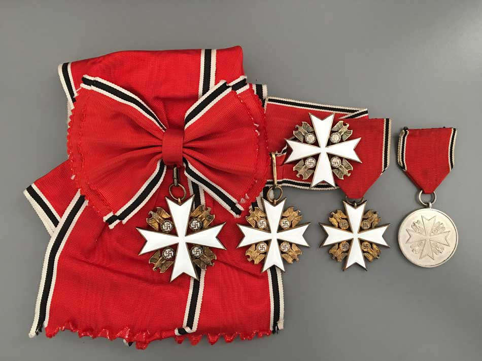 Figure 12: German Eagle Order crosses and medal 1st type