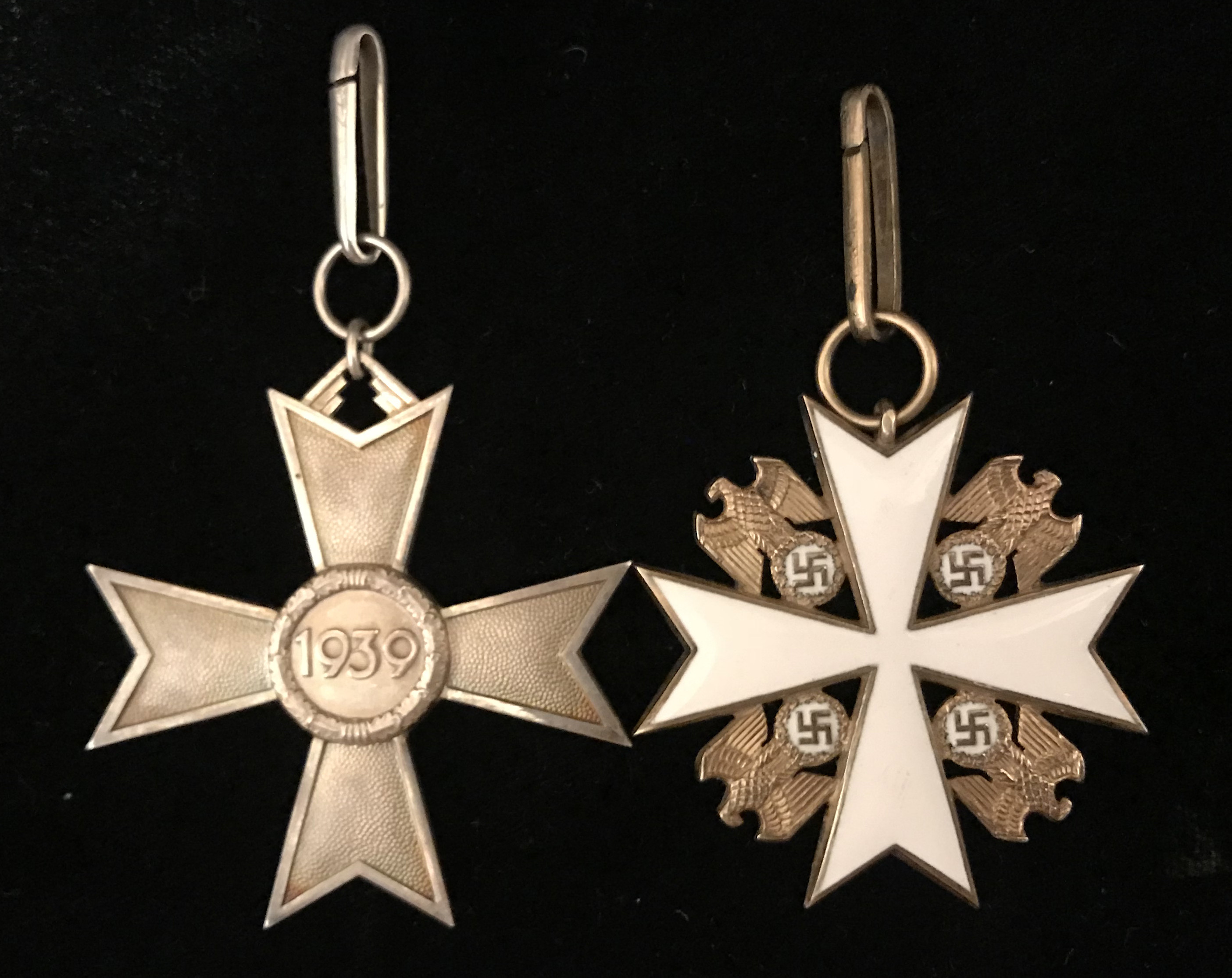Figure 2: Ring on Deschler made knight Cross of the War Merit Cross and Eagle Order Deschler Ring comparison